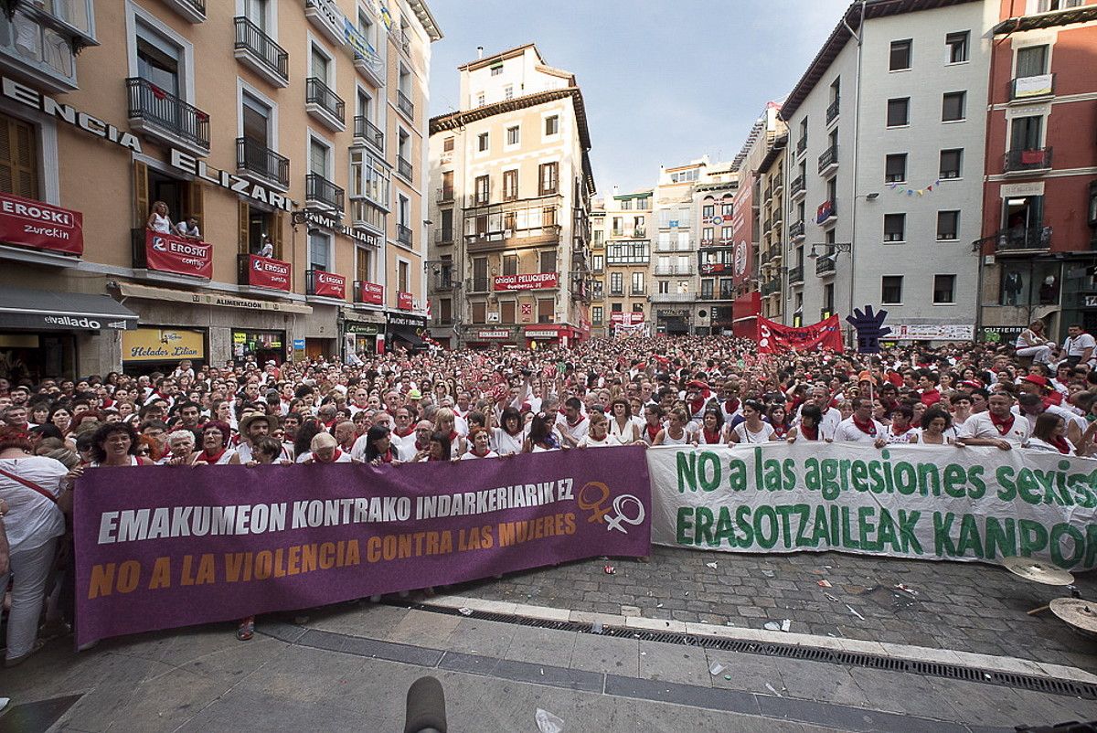 Udaletxe plaza lepo bete zen atzo, erasoaren aurkako elkarretaratzean. IÑIGO URIZ / ARGAZKI PRESS. Udaletxe plaza lepo bete zen atzo, erasoaren aurkako elkarretaratzean. IÑIGO URIZ / ARGAZKI PRESS.