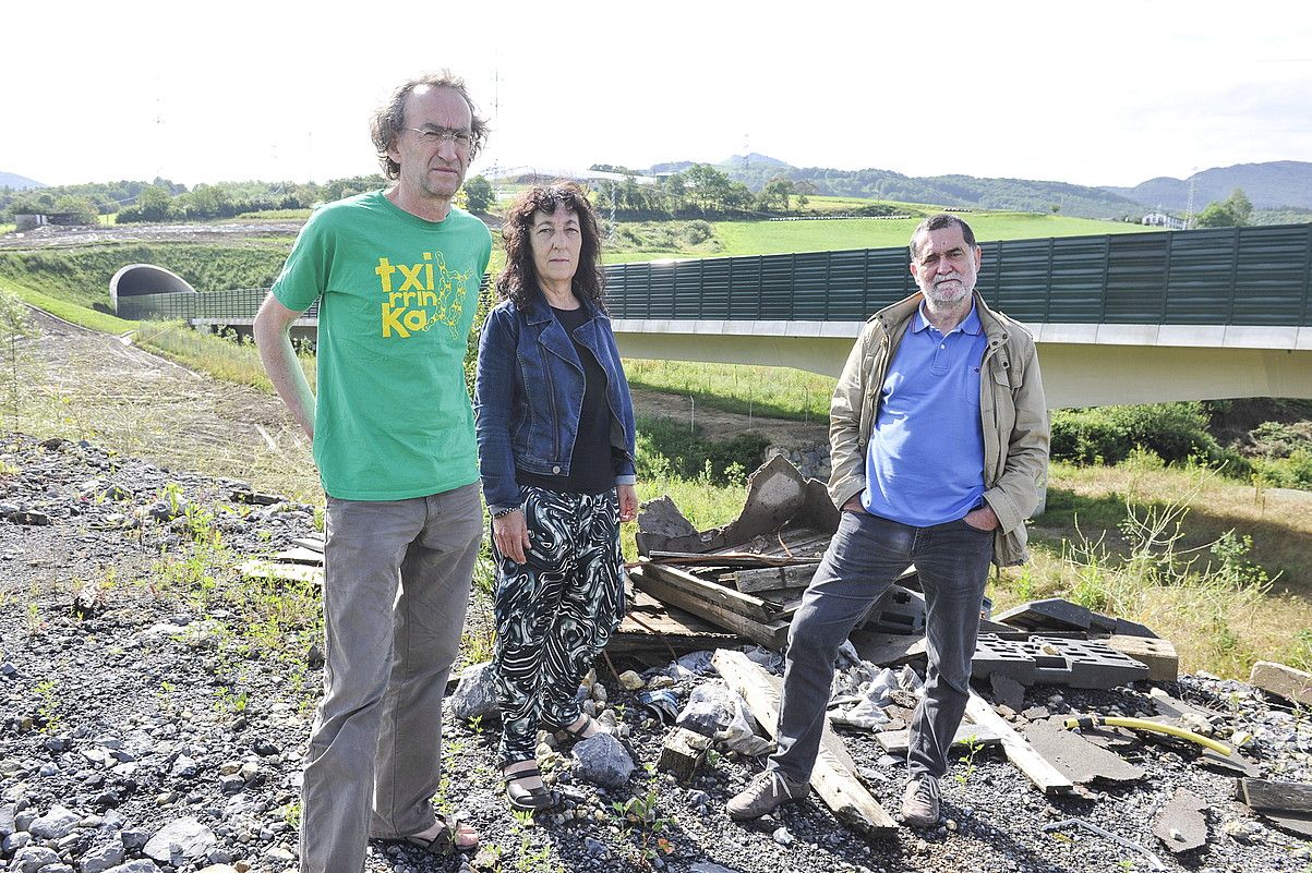 Julio Villanueva, Mila Elortza eta Iñaki Antiguedad,Andoain-Urnieta zatiko AHTko lanenaurrean. IDOIA ZABALETA / ARGAZKI PRESS.