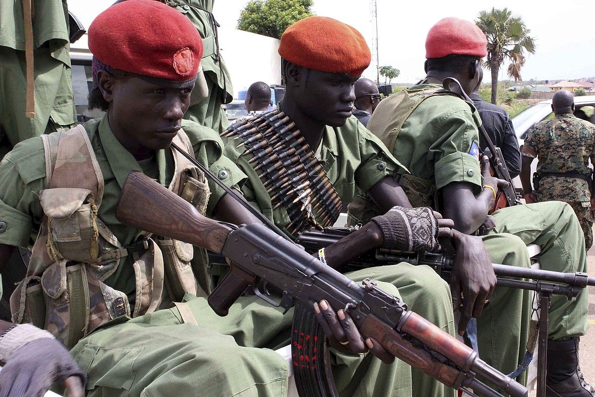 Macharren aldeko indarrak Juban, apirilean, bake akordioa sinatu zutenean. PHILLIP DHIL / EFE. Macharren aldeko indarrak Juban, apirilean, bake akordioa sinatu zutenean. PHILLIP DHIL / EFE.