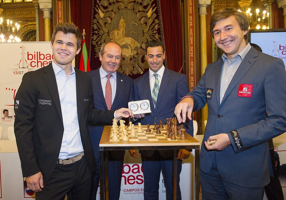 Magnus Carlsen eta Sergei Kariakin, atzo, aurkezpenean, elkarri eskua emanda. MARISOL RAMIREZ / ARGAZKI PRESS.