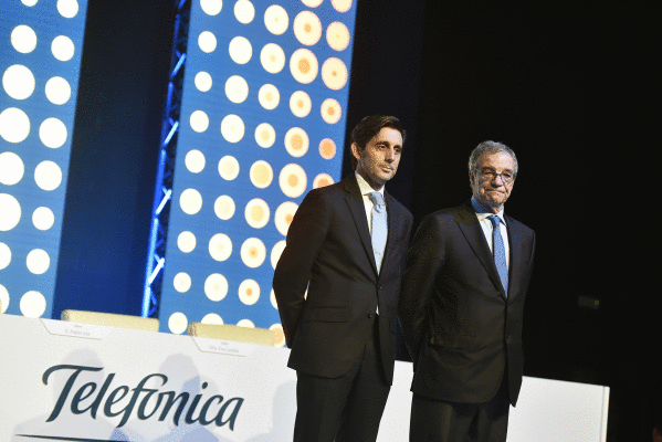 Jose Maria Alvarez-Pallete Telefonicako presidentea (ezkerrean), eta Cesar Alierta presidente ohia. FERNANDO VILLAR / EFE
