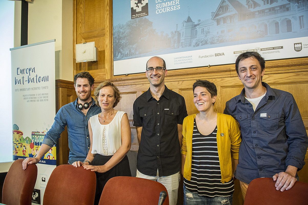 Eurig Salisbury, Marta Souto, Albert Casals, Miren Artetxe eta Pablo Suberbiola moderatzailea, atzo, Donostiako Miramar jauregian. GORKA RUBIO / ARGAZKI PRESS. Eurig Salisbury, Marta Souto, Albert Casals, Miren Artetxe eta Pablo Suberbiola moderatzailea, atzo, Donostiako Miramar jauregian. GORKA RUBIO / ARGAZKI PRESS.