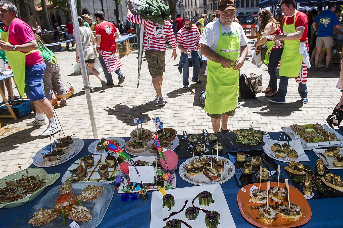 Era guztietako pintxoak prestatu zituzten konpartsakideek atzoko lehiaketan. LUIS JAUREGIALTZO / ARP. Era guztietako pintxoak prestatu zituzten konpartsakideek atzoko lehiaketan. LUIS JAUREGIALTZO / ARP.