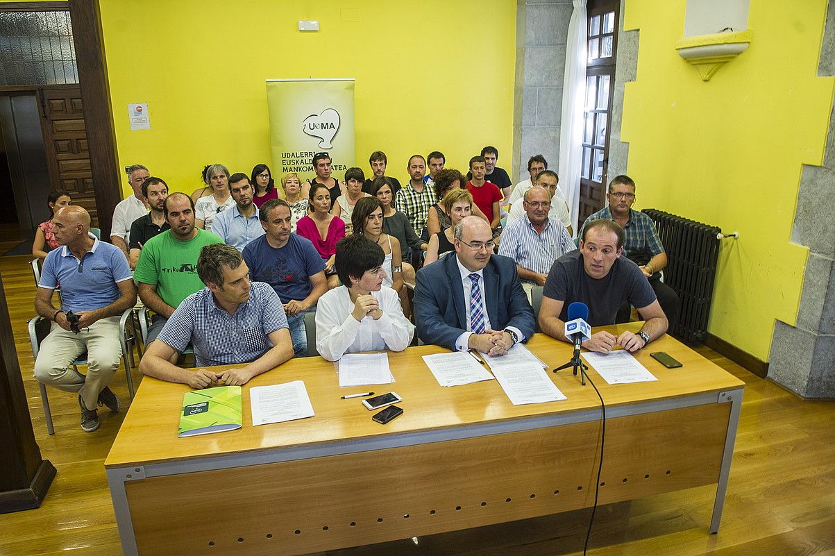 Uemako, udaletako, Kutxabankeko eta Laboral Kutxako ordezkariak, atzo, akordioa aurkezten. GORKA RUBIO / ARGAZKI PRESS.