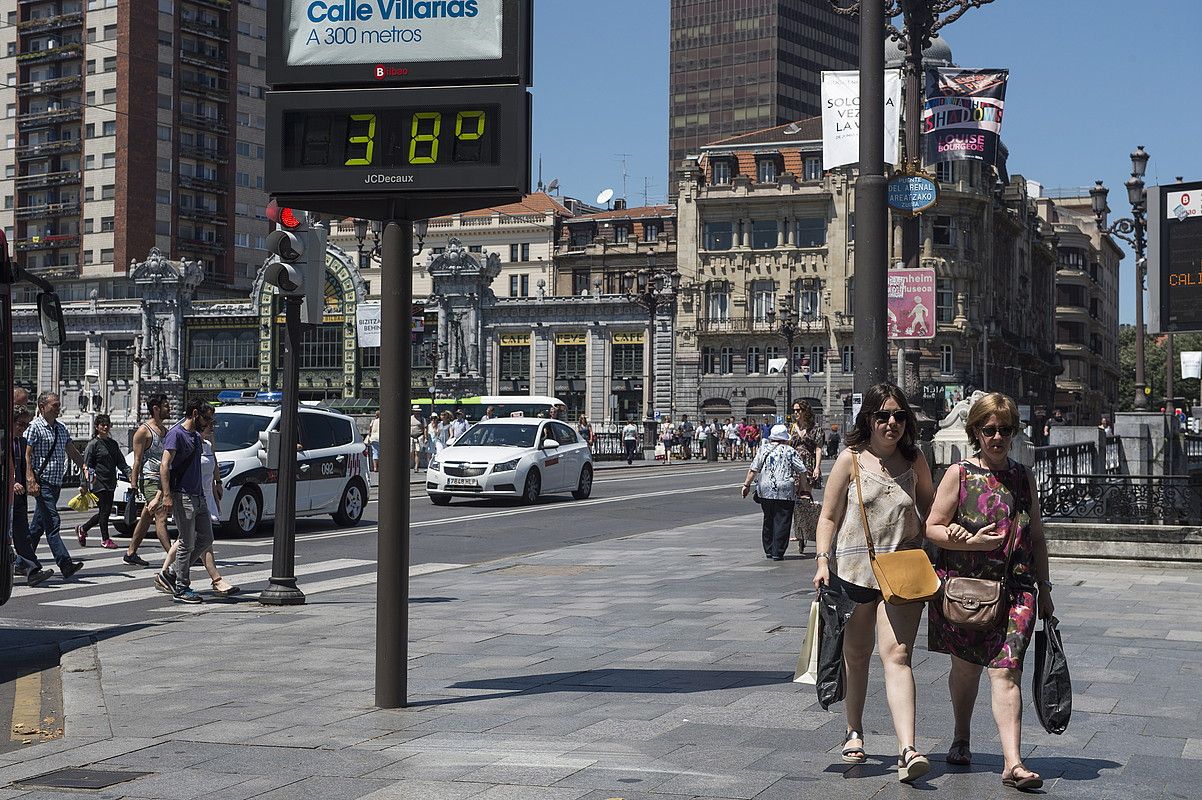 Aste honen hasieran, 38 gradu Bilbon. MONIKA DEL VALLE / ARGAZKI PRESS. Aste honen hasieran, 38 gradu Bilbon. MONIKA DEL VALLE / ARGAZKI PRESS.