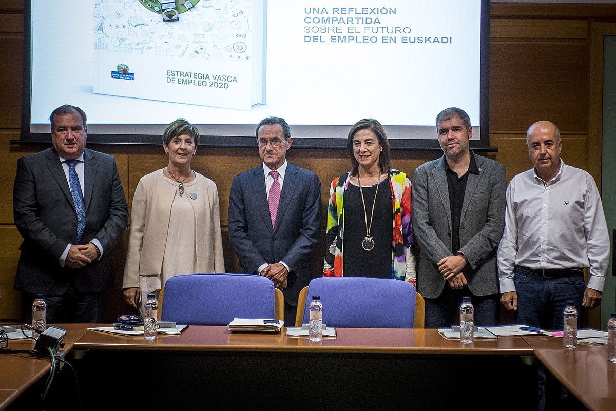 Roberto Larrañaga (Confebask), Arantza Tapia, Angel Toña eta Cristina Uriarte sailburuak (Jaurlaritza), Unai Sordo (CCOO) eta Raul Arza (UGT), atzo, Gasteizen. JAIZKI FONTANEDA / ARGAZKI PRESS.