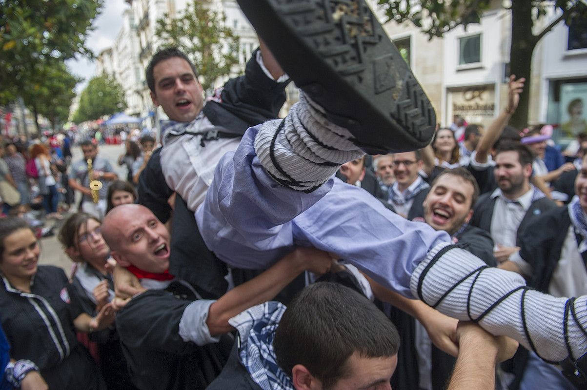 Blusa eta neska talde bat Santiago egunaz gozatzen, iaz. JUANAN RUIZ / ARGAZKIPRESS.