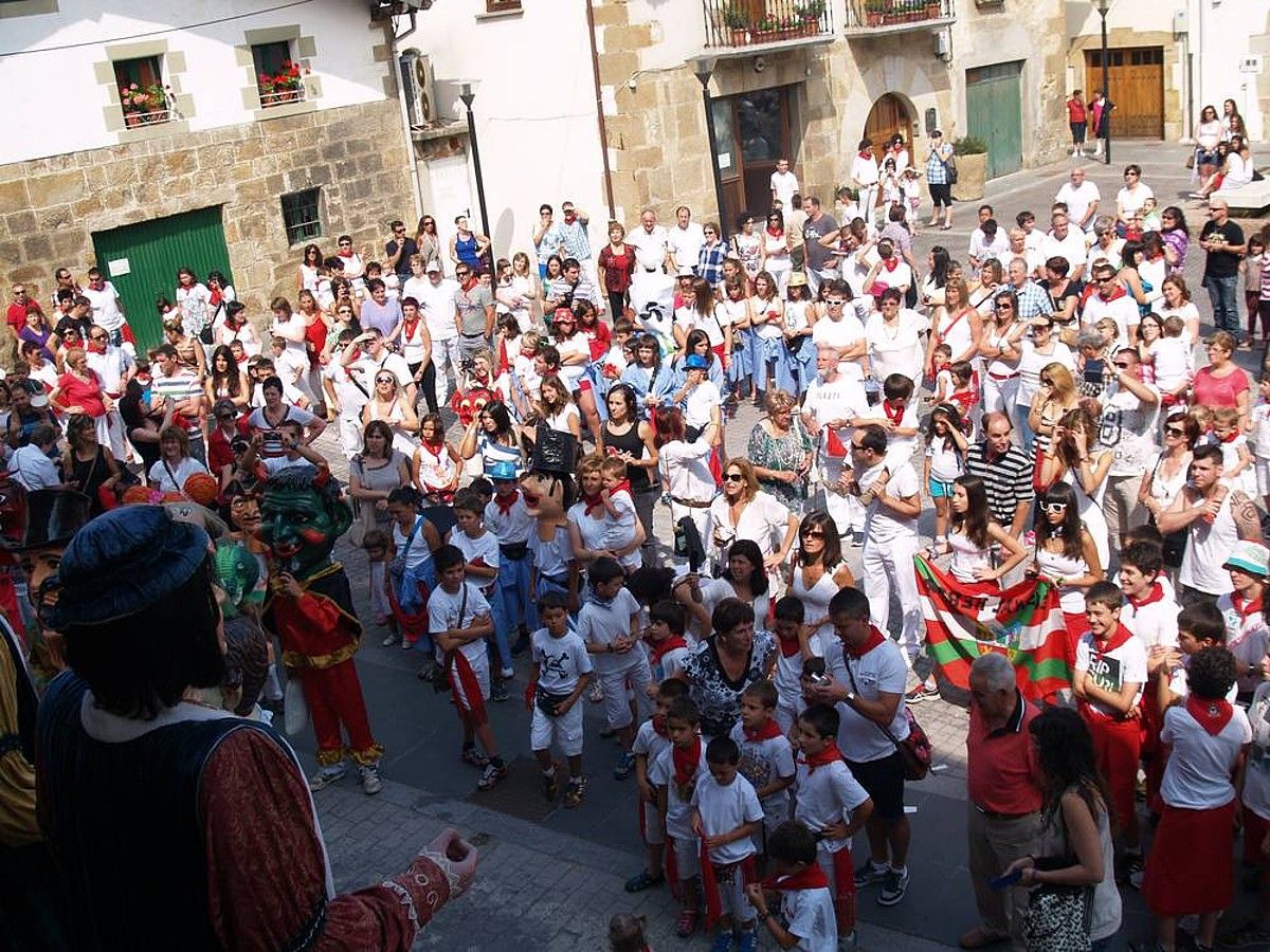 Olatzagutiko Santa Ana festetako giroa, San Migel plazan. OLATZAGUTIKO UDALA.