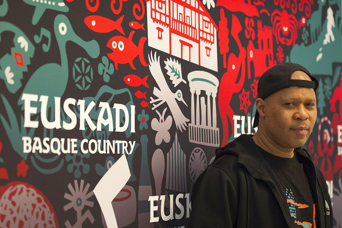Steve Coleman saxofoi jotzaile estatubatuarra, atzo, Donostian, goizean egindako agerraldian. JUAN CARLOS RUIZ / ARGAZKI PRESS. Steve Coleman saxofoi jotzaile estatubatuarra, atzo, Donostian, goizean egindako agerraldian. JUAN CARLOS RUIZ / ARGAZKI PRESS.