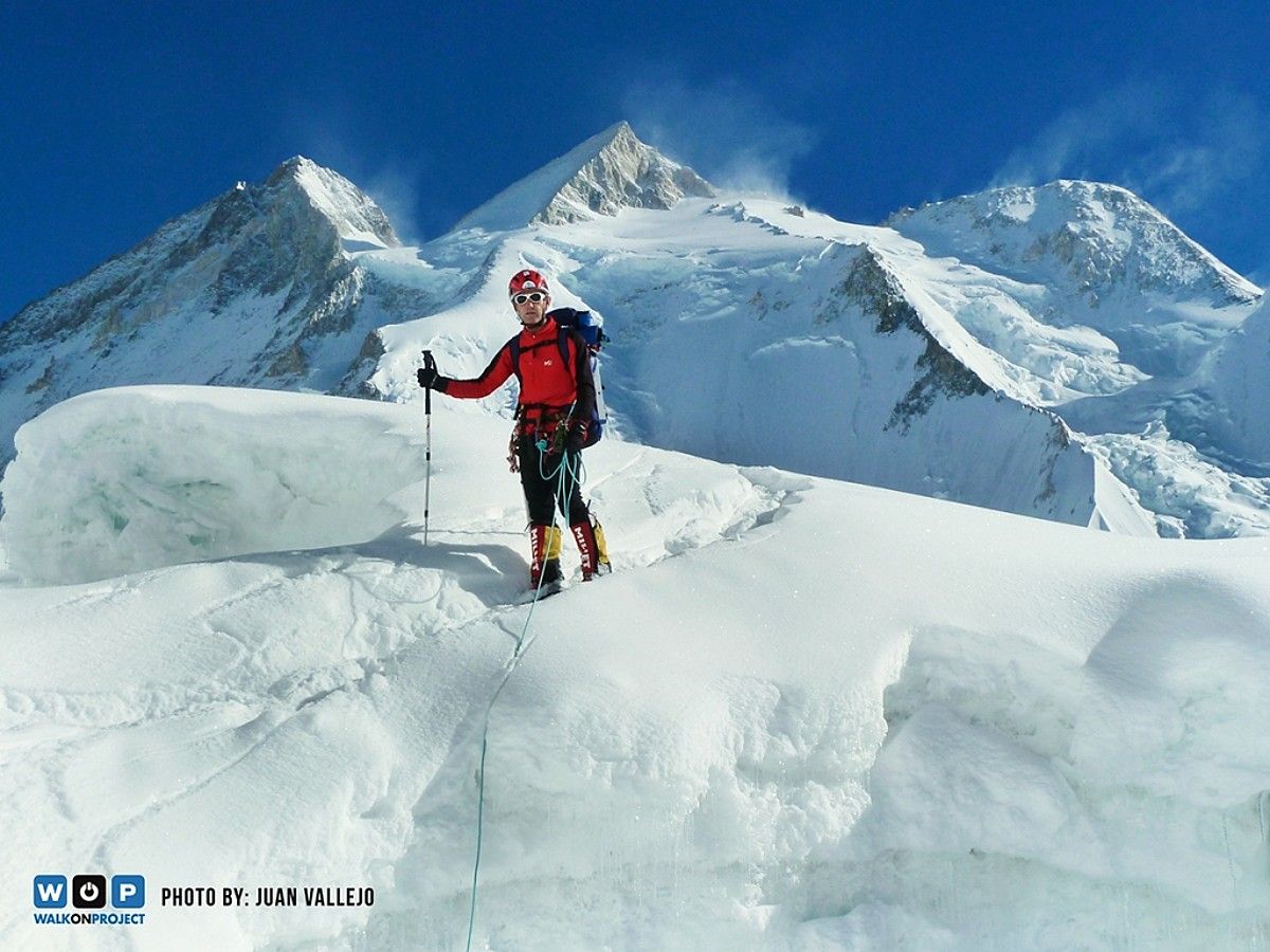 Juan Vallejo, Gasherbrumeko lehen kanpalekuaren kanpoaldean. Elur ugari ikus daiteke. JUAN VALLEJO / WOK.