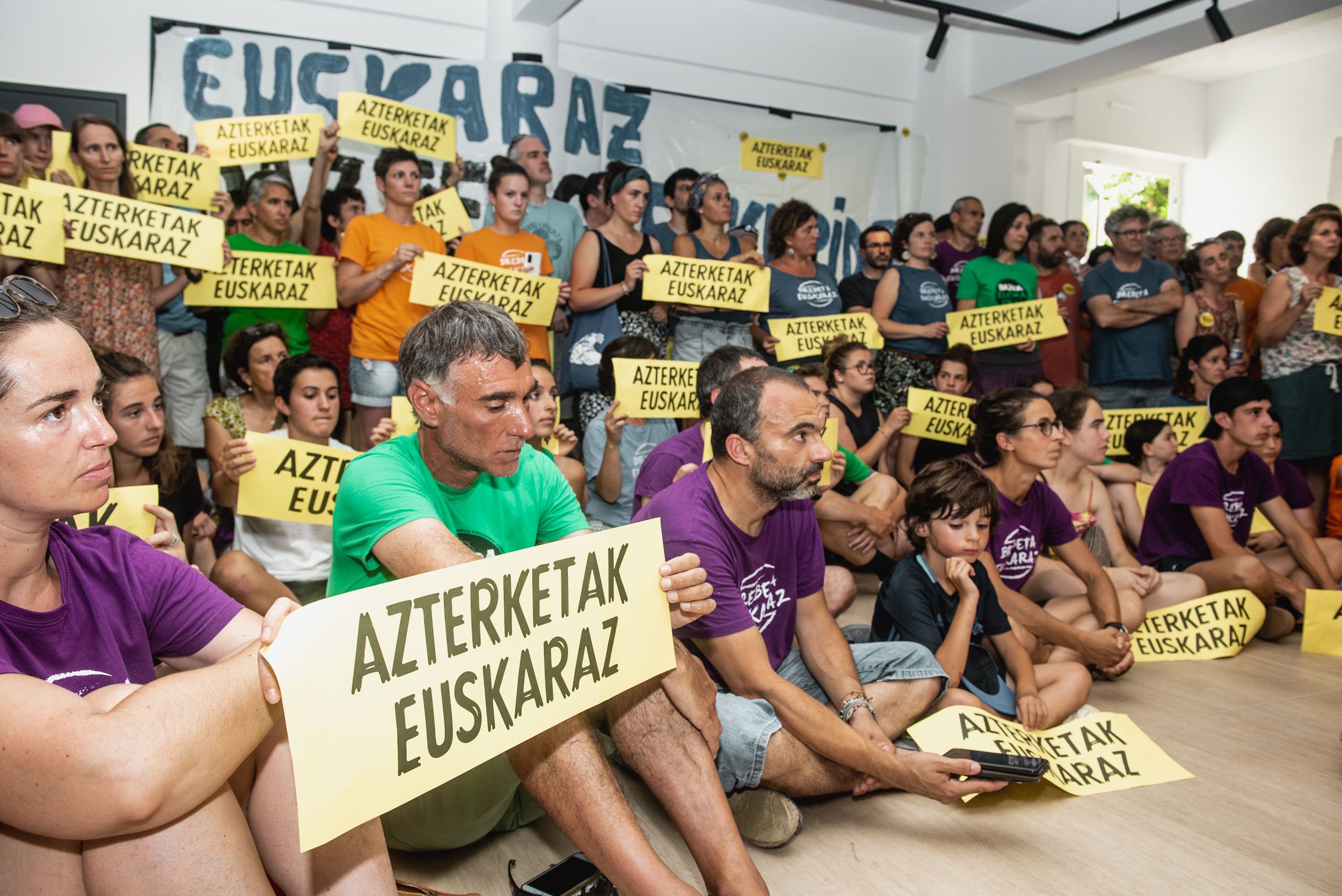 Seaskaren protesta bat, azterketak euskaraz izan daitezen. BERRIA