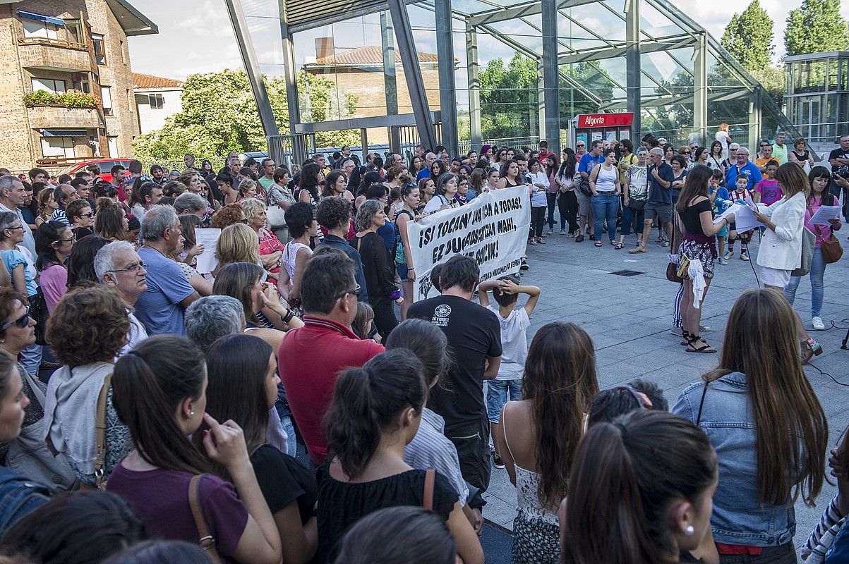 Asteburuan gertatutako sexu erasoak salatzeko manifestazioa egin zuten asteazkenean Getxon. MARISOL RAMIREZ / ARP.