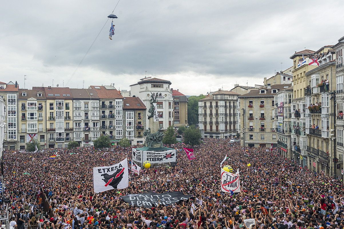 Andre Maria Zuriaren plaza leporaino bete zen Zeledoni ongietorria emateko. MONIKA DEL VALLE / ARGAZKI PRESS.