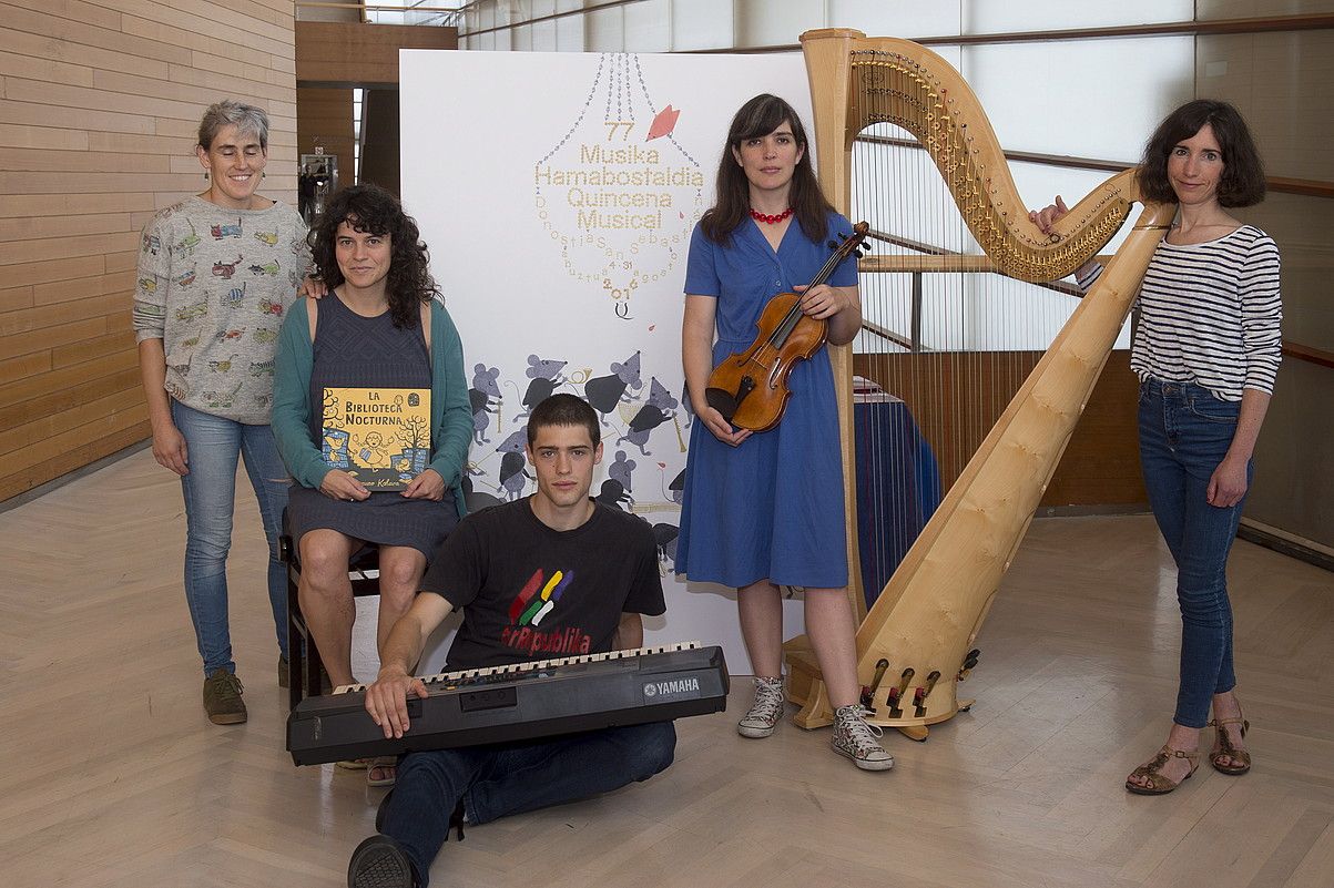 Narratzaile eta musikariak, atzo Kursaalean emandako prentsaurrekoan. IÑIGO URIZ / ARGAZKI PRESS. Narratzaile eta musikariak, atzo Kursaalean emandako prentsaurrekoan. IÑIGO URIZ / ARGAZKI PRESS.