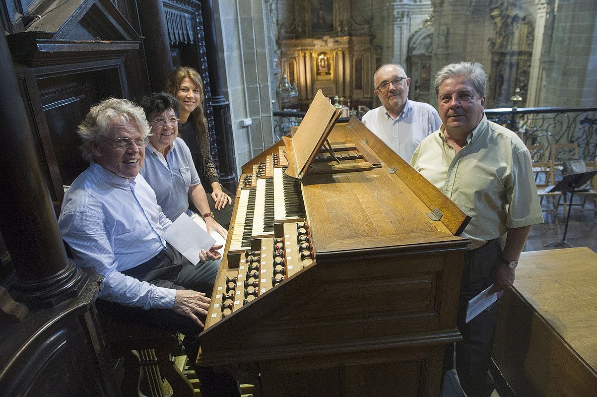 Daniel Roth, Loreto Fernandez, Ana Belen Garcia, Esteban Elizondo eta Jose Antonio Etxenike, atzo, Donostian, Koruko Andre Mariaren Basilikan. JON URBE / ARP. Daniel Roth, Loreto Fernandez, Ana Belen Garcia, Esteban Elizondo eta Jose Antonio Etxenike, atzo, Donostian, Koruko Andre Mariaren Basilikan. JON URBE / ARP.