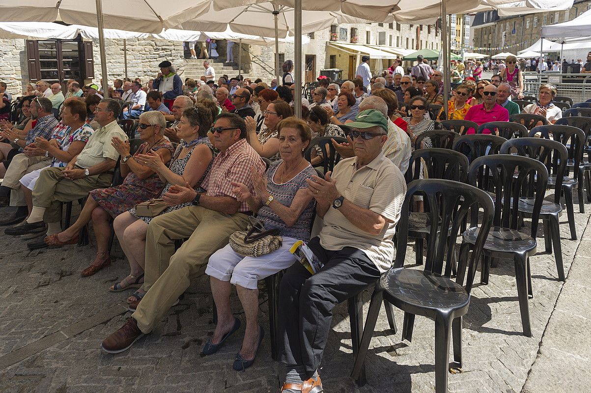 Herritarrak txaloka, Aihotz plazako ekitaldi batez gozatzen, atzo. JUANAN RUIZ / ARGAZKI PRESS.