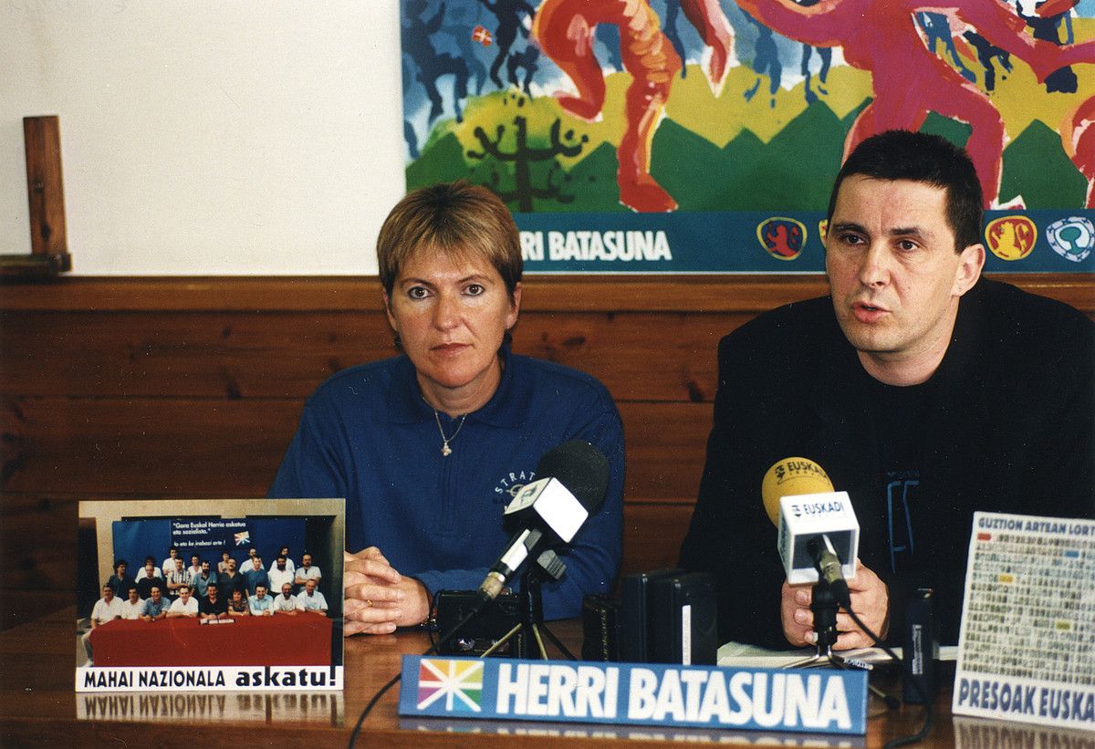 Aierbe, 1999. urtean, Arnaldo Otegirekin prentsaurreko batean. BERRIA.