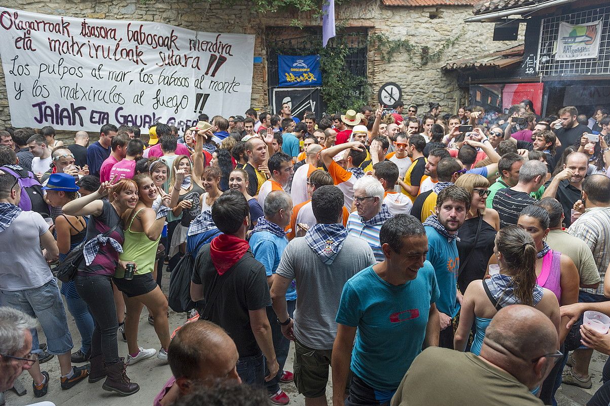 Jende ugari bildu da Gasteizko gaztetxera festek iraun artean: irudian, jaien lehenengo orduetako giroa. JUANAN RUIZ / ARP.