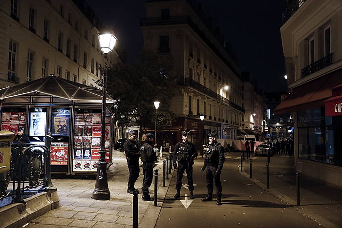 Frantziako polizia erasoa izan den ingurua zaintzen. ETIENNE LAURENT, EFE