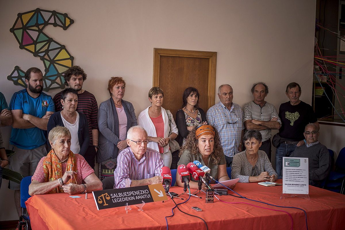 Alkorta eta Azkarraga Sareko bozeramaileak, presoen senideekin batera, atzo, Gasteizen. JAIZKI FONTANEDA / ARGAZKI PRESS. Alkorta eta Azkarraga Sareko bozeramaileak, presoen senideekin batera, atzo, Gasteizen. JAIZKI FONTANEDA / ARGAZKI PRESS.