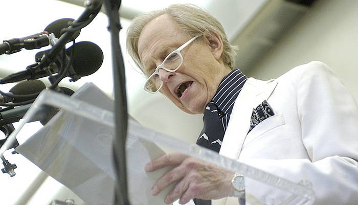 Tom Wolfe idazle eta kazetaria, 2004ko irudi tean. JOHN RILEY /EFE