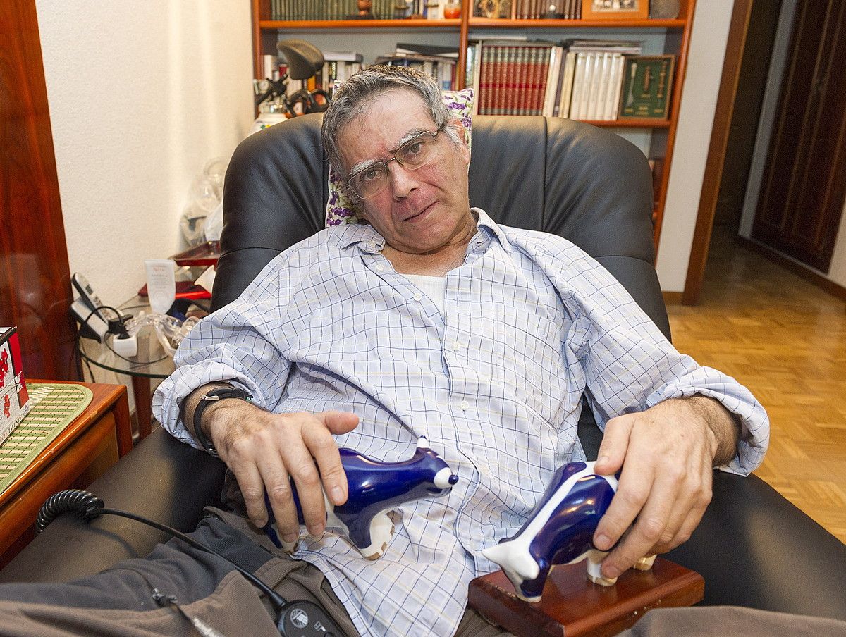 Santiago Fuentes Ibañez, bere etxean, uztailean egindako argazki batean. JUANAN RUIZ / ARGAZKI PRESS. Santiago Fuentes Ibañez, bere etxean, uztailean egindako argazki batean. JUANAN RUIZ / ARGAZKI PRESS.