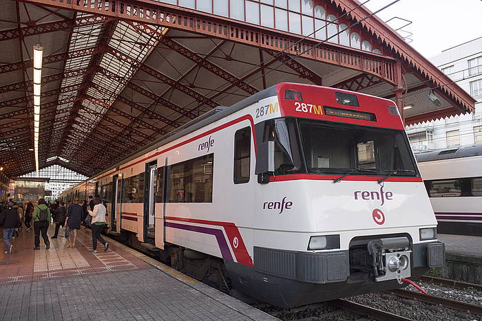 Renferen aldirietako zerbitzuko tren bat, Donostiako geltokian. JUAN CARLOS RUIZ, FOKU