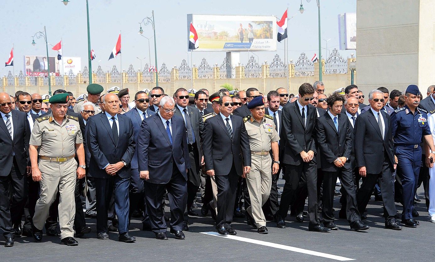 Abdel Fatah al-Sisi Egiptoko presidentea —erdian, betaurreko ilunekin—, zientzialari baten hiletan parte hartzen, abuztu hasieran. EFE. Abdel Fatah al-Sisi Egiptoko presidentea —erdian, betaurreko ilunekin—, zientzialari baten hiletan parte hartzen, abuztu hasieran. EFE.