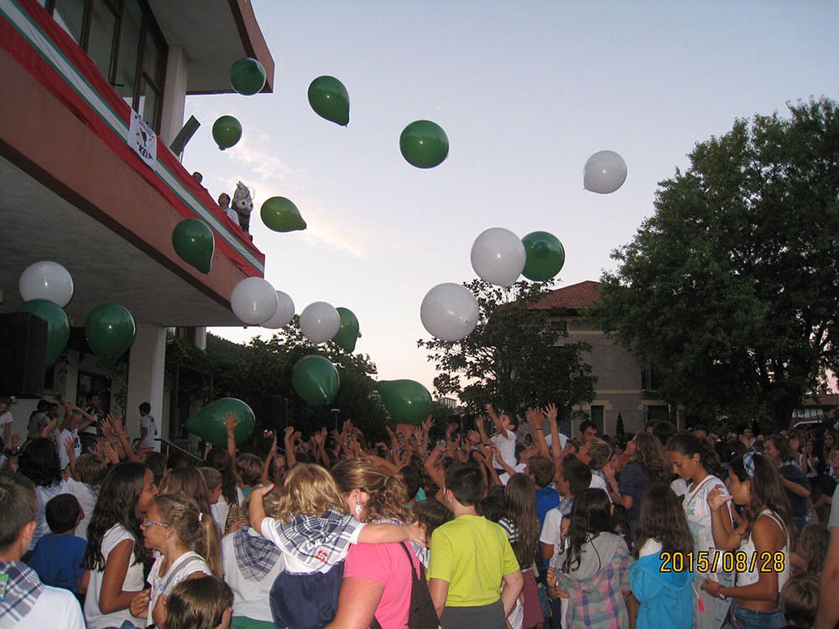 Udaletxeko plaza urtero betetzen da txupinazorako. BAKIOKO KULTUR ETXEA.