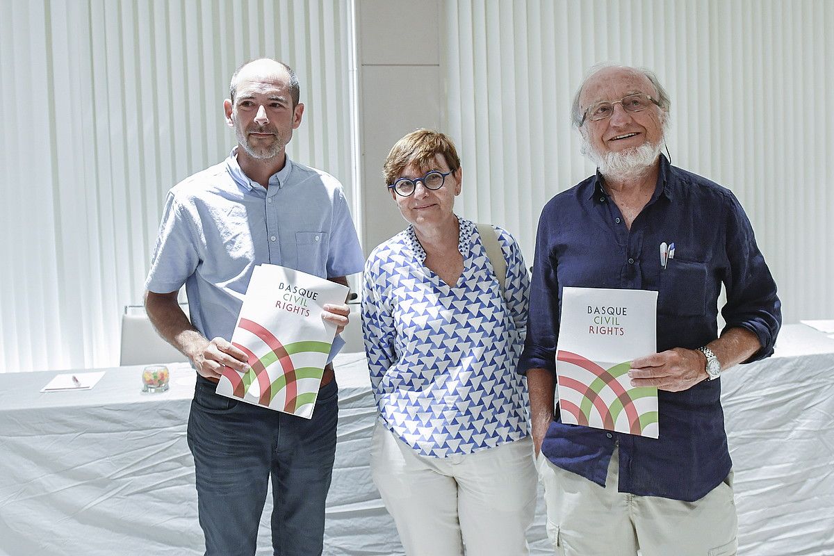 Paul Rios, Gema Zabaleta eta Periko Ibarra, Donostian atzo eginiko prentsaurrekoan. JUAN CARLOS RUIZ / ARGAZKI PRESS. Paul Rios, Gema Zabaleta eta Periko Ibarra, Donostian atzo eginiko prentsaurrekoan. JUAN CARLOS RUIZ / ARGAZKI PRESS.