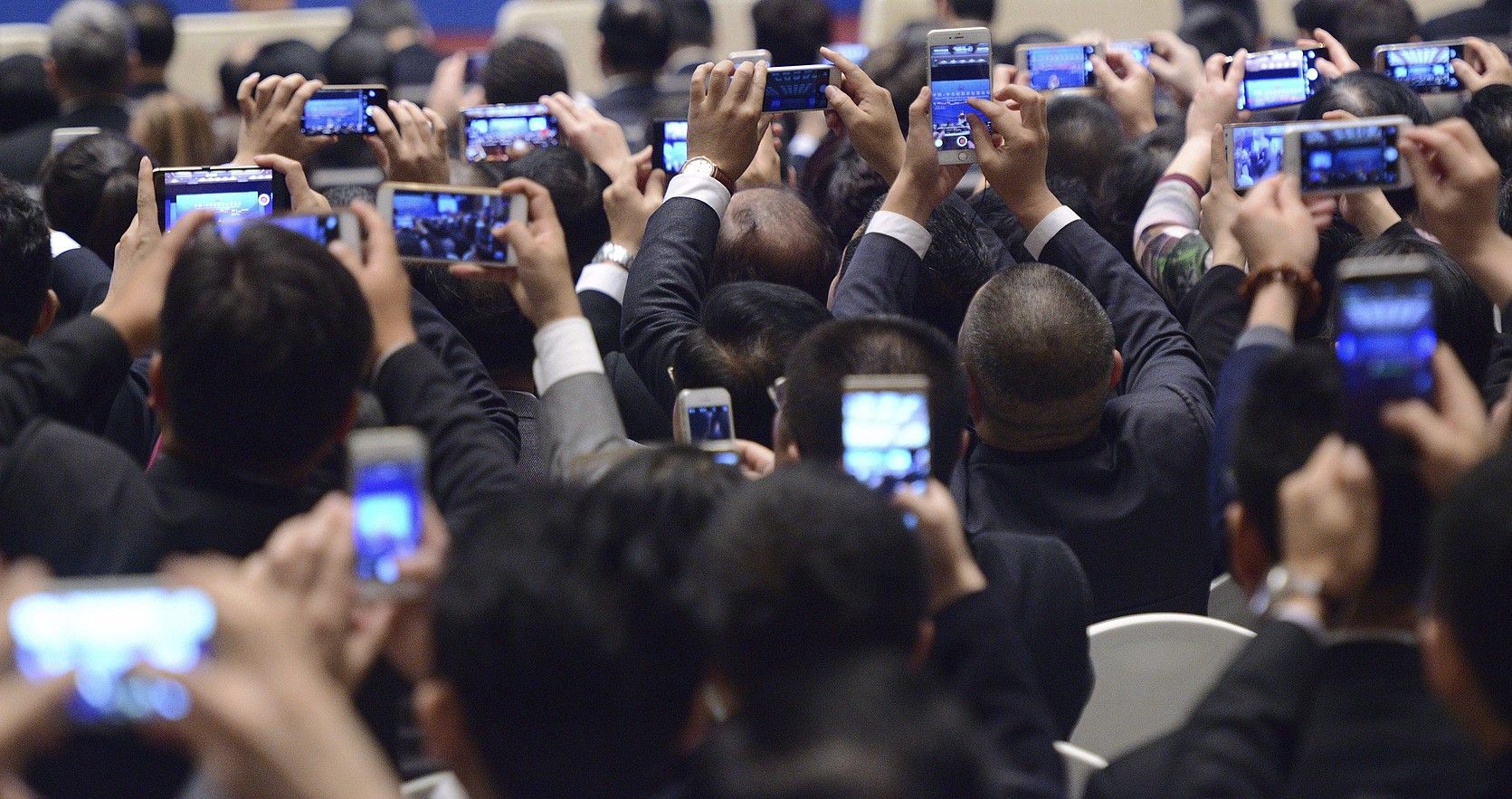 Hainbat pertsona euren telefonora begira Txinako Suzhou hirian, aurrean dutenari argazkiak ateratzen. JACEK TURCZYK / EFE.