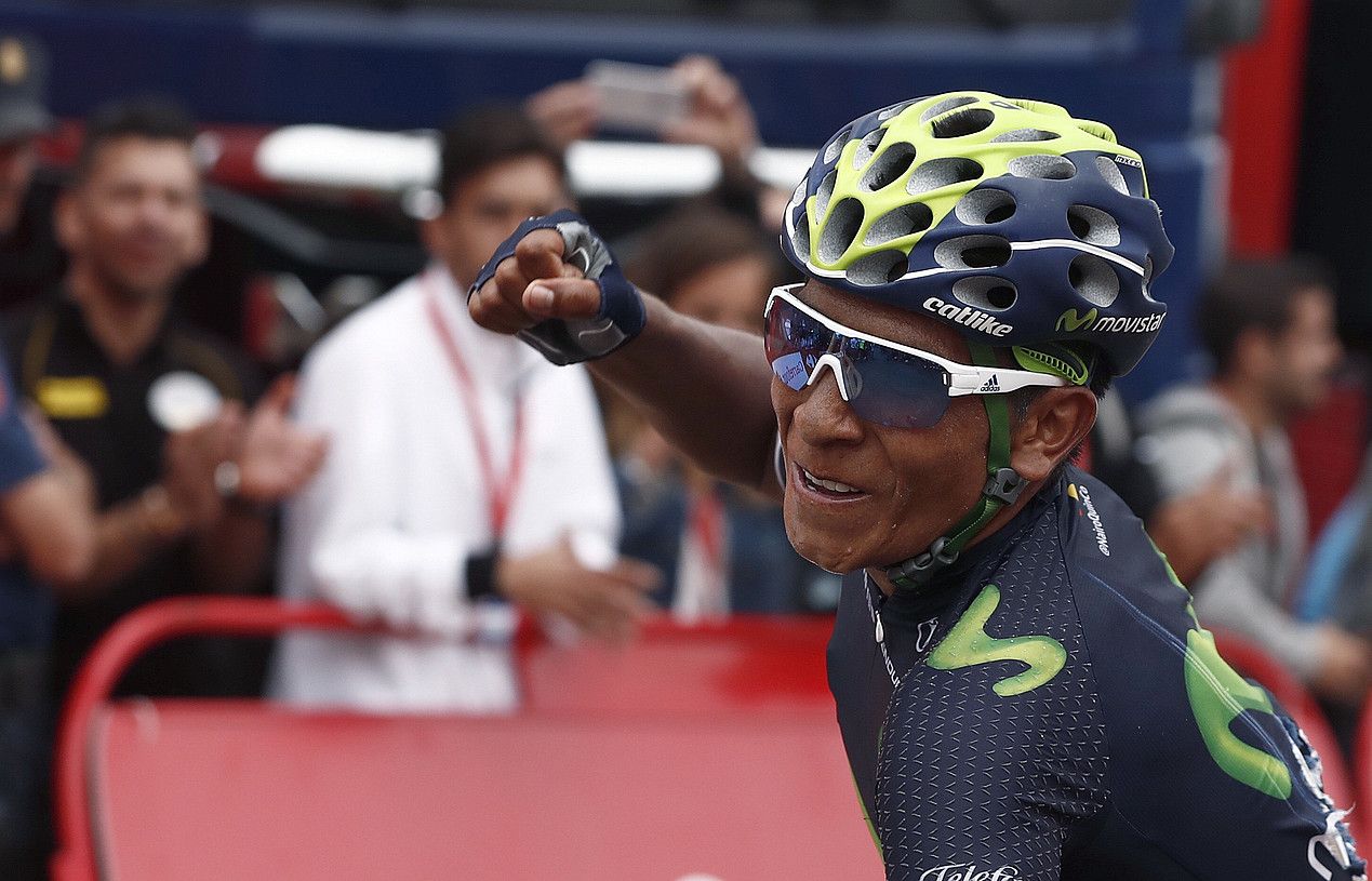 Nairo Quintana etapa garaipena ospatzen, atzo, Covadongako aintziretako helmugan. JAVIER LIZON / EFE.