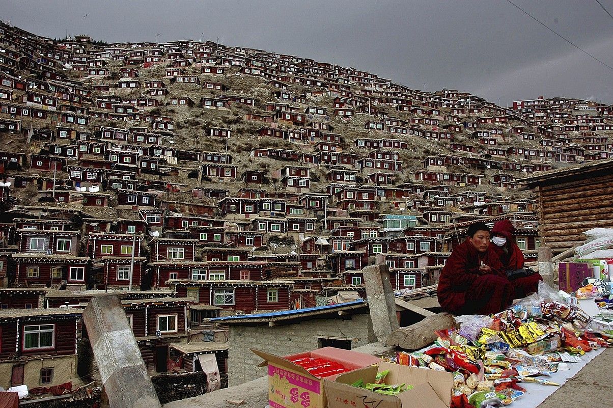 Larung Gar monasterioaren inguruandauden etxeak; 10.000 lagun bizi dira han. Txinak uztailaren 20an ekin zion etxeak eraisteari. EFE.