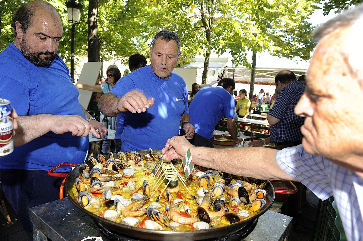 Lekeitioko sanantolinetan paella prestatzen, artxiboko irudi batean. MONIKA DEL VALLE / ARGAZKI PRESS. Lekeitioko sanantolinetan paella prestatzen, artxiboko irudi batean. MONIKA DEL VALLE / ARGAZKI PRESS.