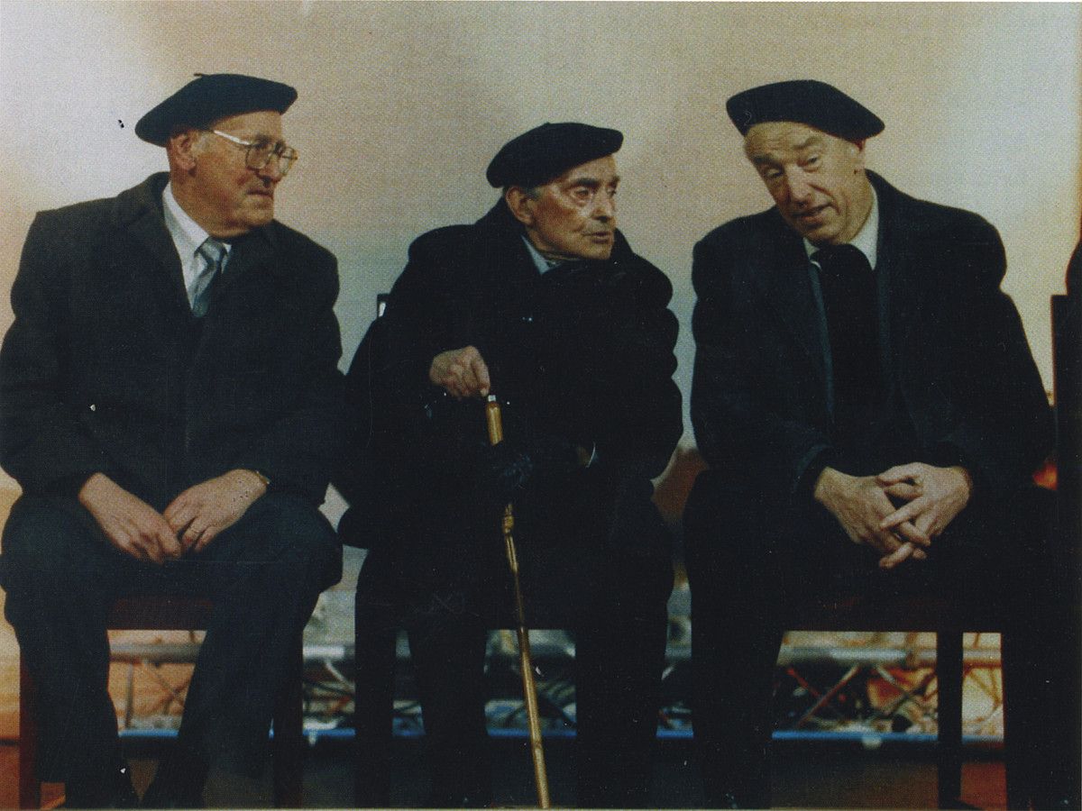 Mariano Izeta, Teodoro Hernandorena eta Emile Larre, 1992an, Bertsolari Egunean omendu zituztenean, Donostian. BIDEGILEAK.