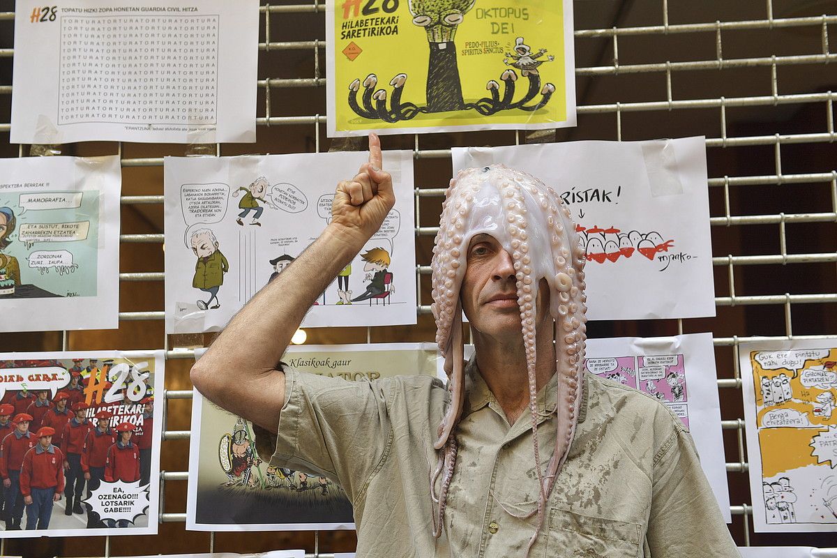 Asisko Urmeneta marrazkilaria, atzo, Iruñeko Katakraken. IDOIA ZABALETA / ARP.