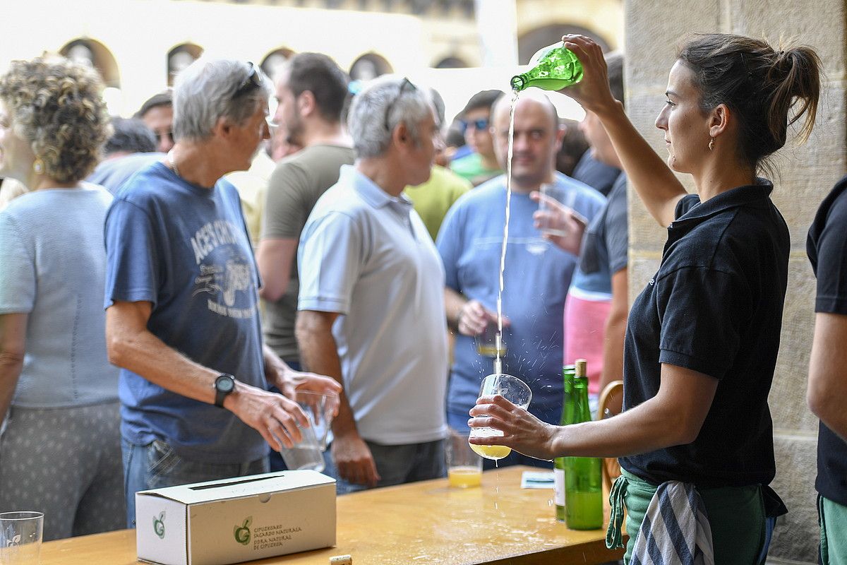 Gipuzkoako sagardotegiek ekitaldi garrantzitsua dute urtero irailean Konstituzio plazan. JUAN CARLOS RUIZ / ARGAZKI PRESS. Gipuzkoako sagardotegiek ekitaldi garrantzitsua dute urtero irailean Konstituzio plazan. JUAN CARLOS RUIZ / ARGAZKI PRESS.