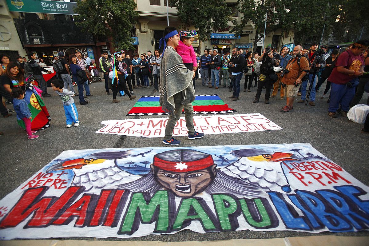 Maputxeen kriminalizazioaren aurkako kontzentrazioa, apirilean, Txileko Santiagon. Hamar maputxeren atxiloketak eragin zuen protesta. SEBASTIAN SILVA / EFE.