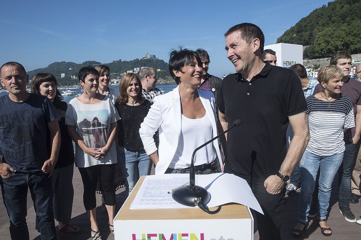 Maddalen Iriarte eta Arnaldo Otegi irailaren 25eko hauteskundeetarako EH Bilduren Gipuzkoako zerrendaren aurkezpenean, atzo, Donostian. JON URBE / ARGAZKI PRESS. Maddalen Iriarte eta Arnaldo Otegi irailaren 25eko hauteskundeetarako EH Bilduren Gipuzkoako zerrendaren aurkezpenean, atzo, Donostian. JON URBE / ARGAZKI PRESS.