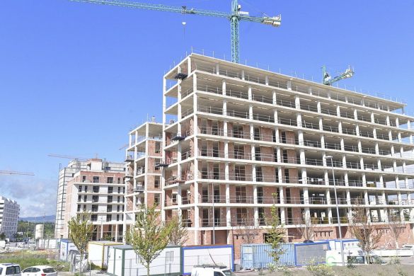 Arrosadian eraikitzen ari diren etxebizitza bloke berrietako bat. IDOIA ZABALETA / FOKU.
