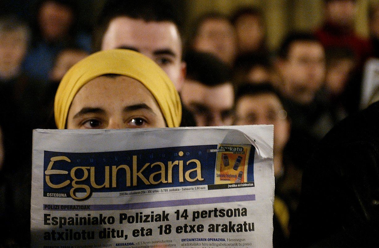 Euskaldunon Egunkaria-ren itxieraren irudiak iltzatuta geratu dira Euskal Herriko iruditegian. Horien inguruan jardungo du Canoren obrak. GARI GARAIALDE / ARP. Euskaldunon Egunkaria-ren itxieraren irudiak iltzatuta geratu dira Euskal Herriko iruditegian. Horien inguruan jardungo du Canoren obrak. GARI GARAIALDE / ARP.