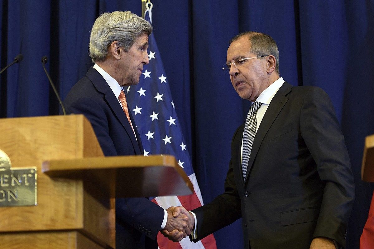 John Kerry AEBetako Estatu idazkaria eta Sergei Lavrov Errusiako Atzerri ministroa, atzo, Genevan. MARTIAL TREZZINI / EFE. John Kerry AEBetako Estatu idazkaria eta Sergei Lavrov Errusiako Atzerri ministroa, atzo, Genevan. MARTIAL TREZZINI / EFE.