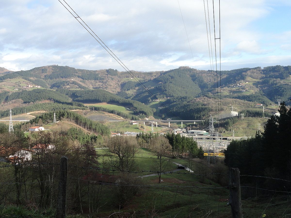 Ezkioko —ezkerrean— eta Itsasoko —eskuinean— herri kaskoak agertzen diren bista panoramikoa. BERRIA.