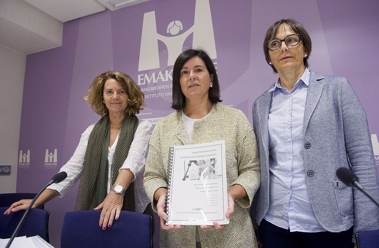 Gema Lasarte irakaslea, Izaskun Landaida Emakundeko zuzendaria eta Ana Isabel Ugalde historialaria. RAUL BOGAJO / ARP.