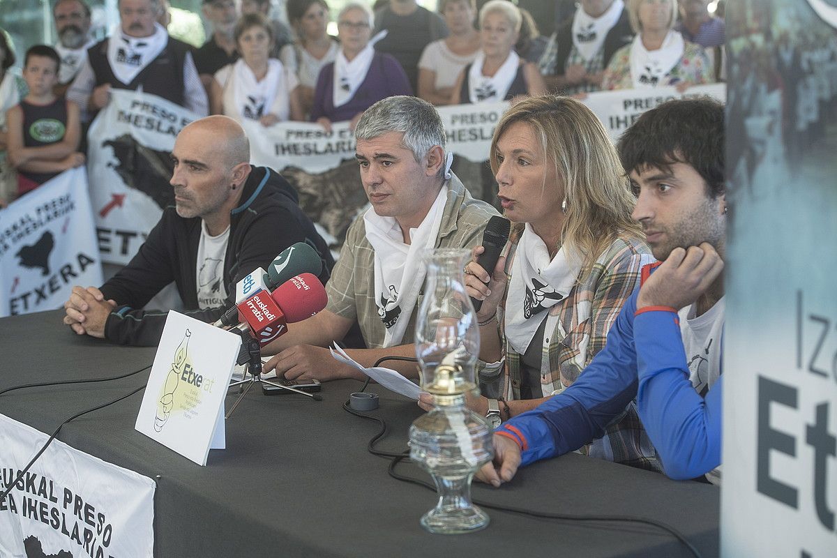 Unai Lamariano, Urtzi Errazkin, Patricia Velez eta Xabier Berra, atzo, Hernanin egindako agerraldian. JON URBE / ARGAZKI PRESS. Unai Lamariano, Urtzi Errazkin, Patricia Velez eta Xabier Berra, atzo, Hernanin egindako agerraldian. JON URBE / ARGAZKI PRESS.