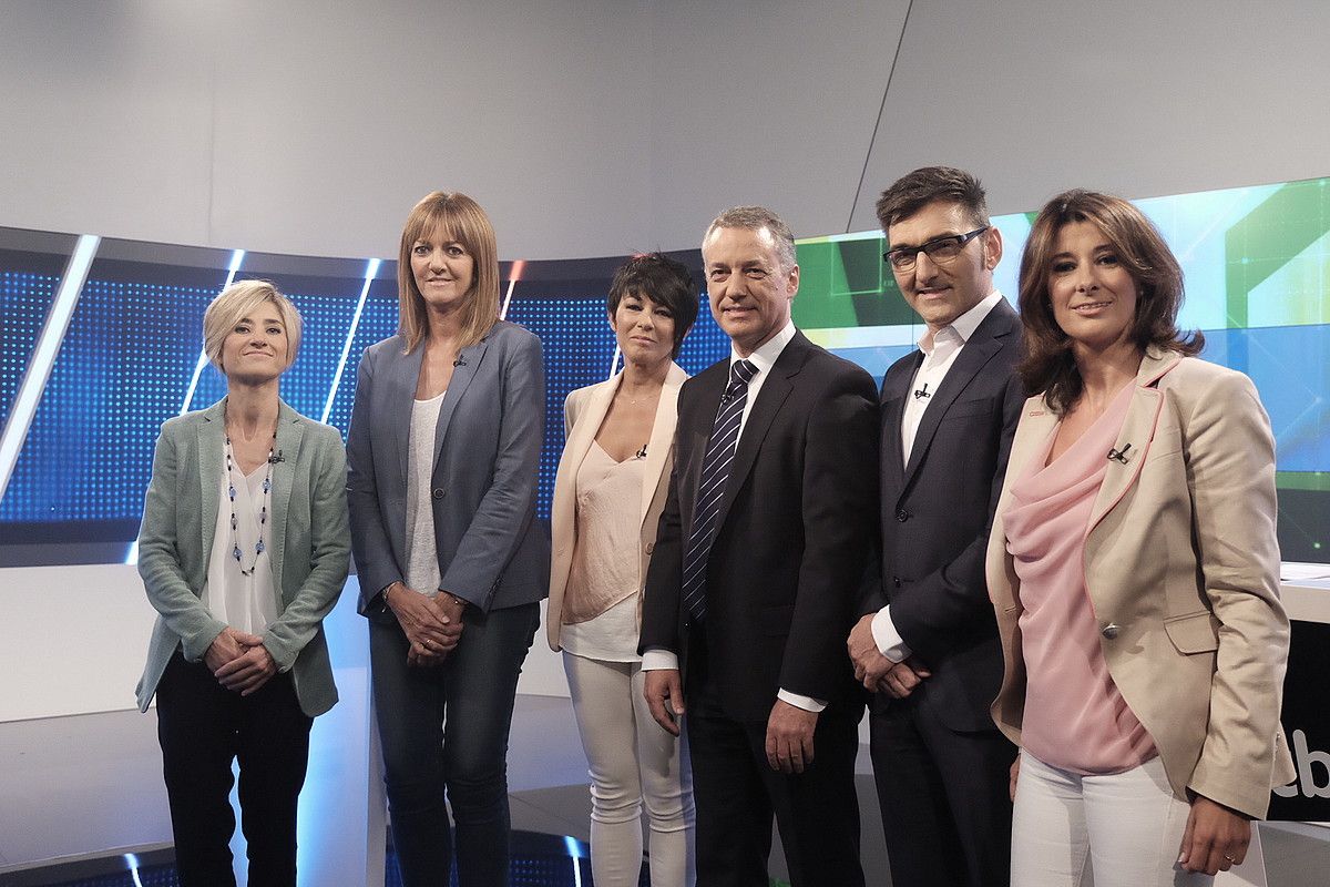 Pili Zabala (Elkarrekin Podemos), Idoia Mendia (PSE-EE),Maddalen Iriarte (EH Bildu), Iñigo Urkullu (EAJ), XabierUsabiaga (moderatzailea) eta Laura Garrido (PP),joan den asteartean, ETB1eko eztabaida saioan. BERRIA.