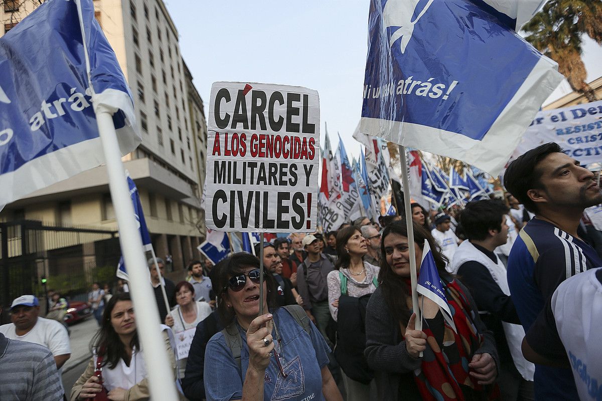 Erresistentziaren martxa Buenos Airesen, abuztuaren hondarrean, Macriren politikaren aurka. DAVID FERNÁNDEZ / EFE.