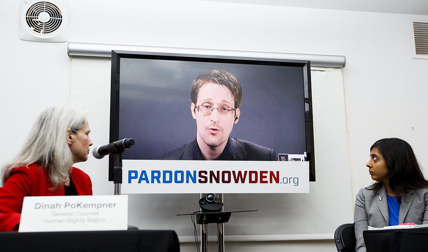 Snowden bideokonferentziaz Moskutik, New Yorken duela astebete eginiko prentsaurreko batean. JUSTIN LANE / EFE.