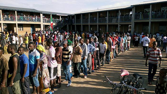 Herritarrak botoa emateko ilaran, joan den ostegunean, Bujumburan. CHRISTIAN BIGIRIMANA / EFE