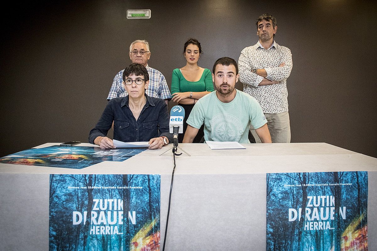 Anjel Otaegiren senide eta lagunak, atzo, Donostian. GORKA RUBIO / ARGAZKI PRESS. Anjel Otaegiren senide eta lagunak, atzo, Donostian. GORKA RUBIO / ARGAZKI PRESS.